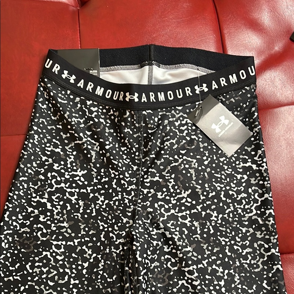 NWT-Under Armour Black and White Compression Shorts - Picture 2 of 3